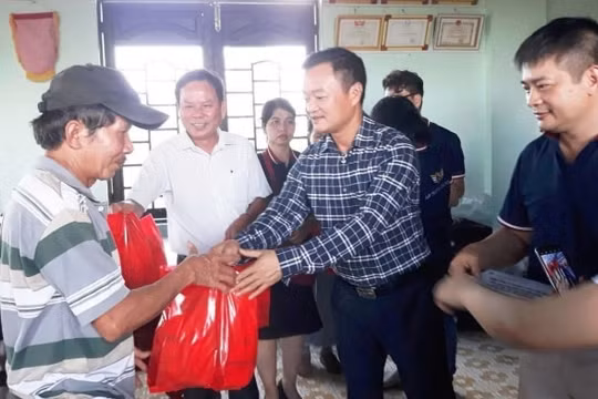 Báo Giao thông chia sẻ khó khăn cùng người dân vùng bão lũ