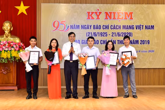 Báo Quảng Trị tổ chức gặp mặt báo chí và trao Giải Báo chí tỉnh lần thứ 3