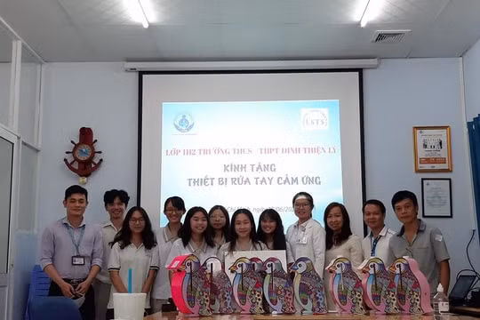 Học sinh làm máy rửa tay tự động hình chim cánh cụt tặng bệnh viện