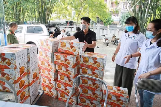 Báo An ninh Thủ đô trao tặng sản phẩm nước uống cho y bác sĩ Bệnh viện CATP Hà Nội