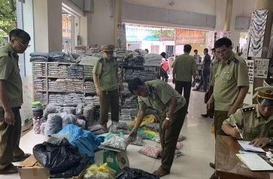 Hà Giang: Tiêu hủy gần 400 sản phẩm hàng nhái ngay tại cửa hàng