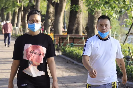 Hà Nội: Xử phạt hàng trăm người không đeo khẩu trang phòng dịch COVID-19