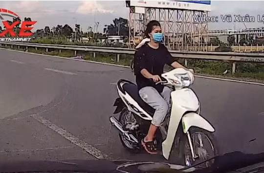 Cô gái trẻ phóng xe máy ngược chiều trên cao tốc Hà Nội - Bắc Giang