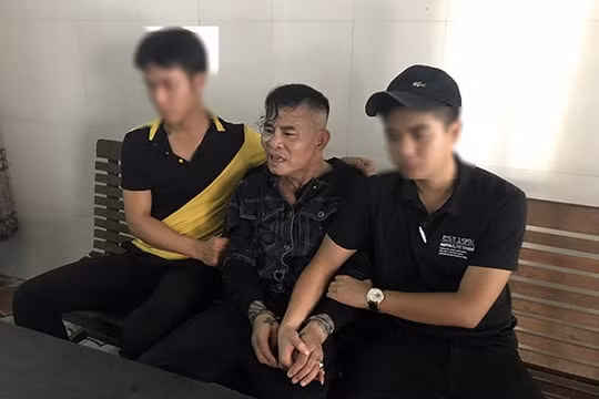 Bản tin pháp luật 8H: Bắt trùm cho vay nặng lãi, thu 300 giấy vay tiền cùng "hàng nóng"
