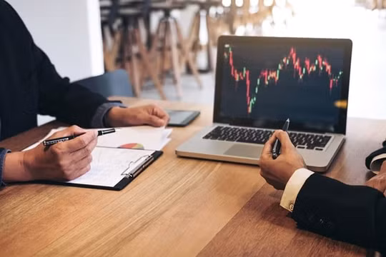 Chứng khoán ngày 17/7: VN-Index tiến tới vùng 900 điểm