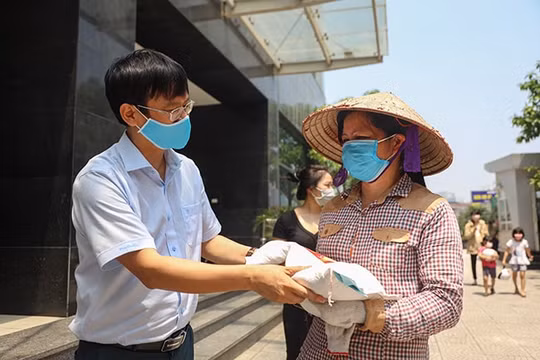 10 tấn gạo được Báo Nông thôn Ngày nay trao tận tay người khó khăn