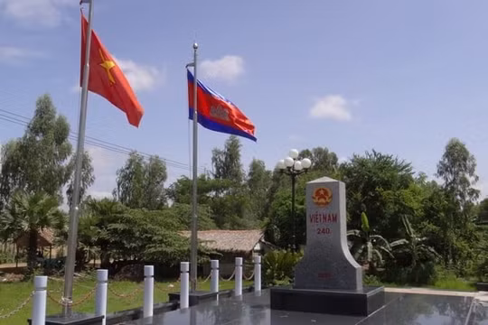 Bàn giao bản đồ địa hình biên giới Việt Nam - Campuchia tỷ lệ 1/25.000