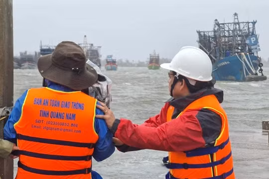 Phóng viên truyền hình tác nghiệp mùa lũ: Đằng sau những hình ảnh chân thực là mồ hôi và nước mắt