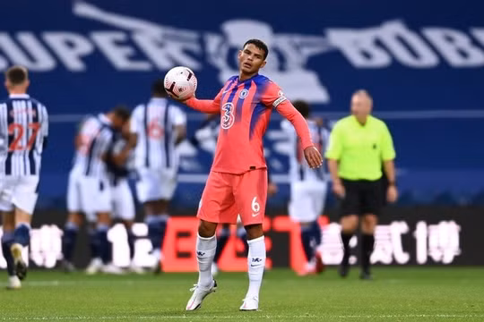 Thiago Silva mắc sai lầm ngớ ngẩn khi đeo băng đội trường Chelsea