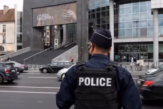 Tấn công bằng dao ở Paris: Hung thủ nhằm vào tờ Charlie Hebdo