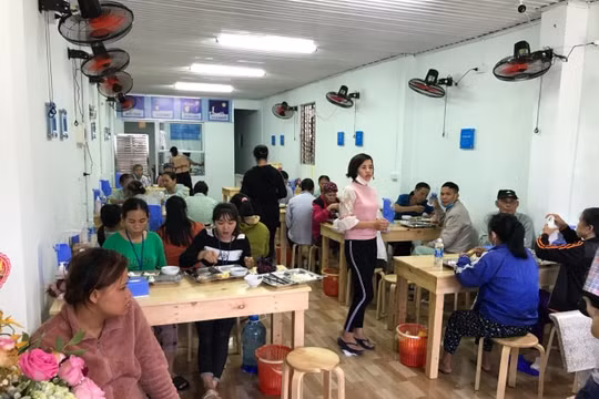 Quán cơm 2.000 đồng ấm lòng người nghèo xứ Nghệ