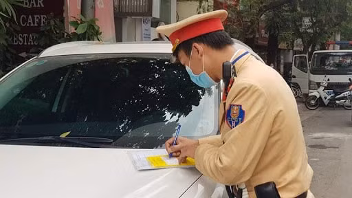 Hà Nội: “Phạt nguội” hơn 300 phương tiện dừng đỗ sai quy định