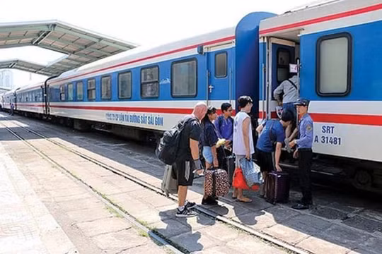 Giá vé tàu TP Hồ Chí Minh - Hà Nội chỉ còn từ 450.000 đồng/vé