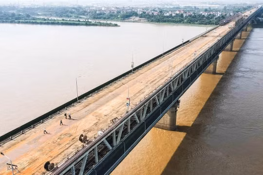 Đề nghị sửa chữa đường dẫn lên cầu Thăng Long