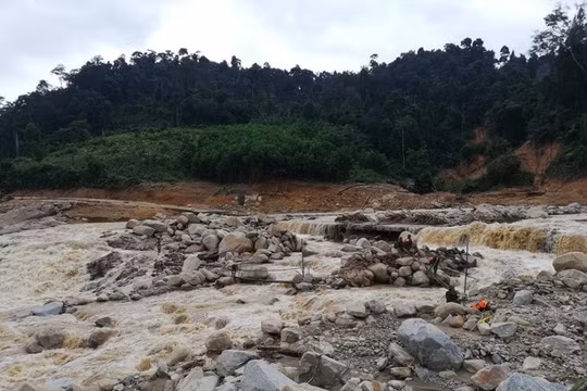 Quảng Nam: Đã tìm thấy thi thể Phó Bí thư Đoàn xã bị vùi lấp khi giúp dân chống bão