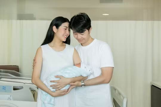 Á hậu Thúy Vân sinh con trai đầu lòng nặng 3,5 kg