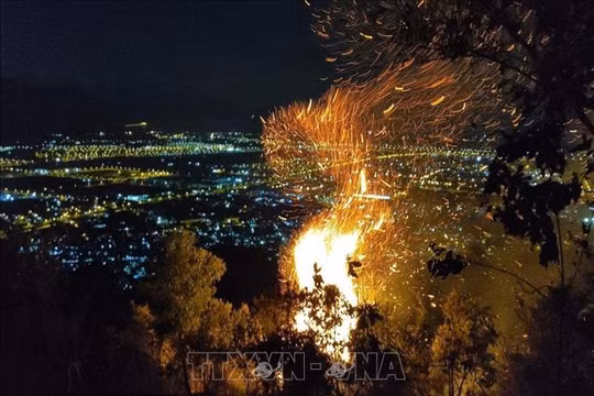 Đà Nẵng: Cháy rừng tại đỉnh núi Sọ đang lan rộng