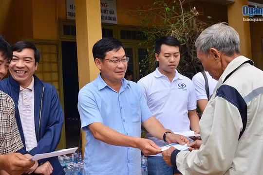 Báo Gia Lai trao quà hỗ trợ người dân bị thiệt hại do bão lũ tại Quảng Ngãi
