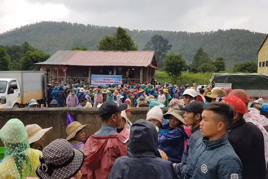 3 người phụ nữ suýt bị nước lũ cuốn trôi trên đường đi nhận hàng cứu trợ