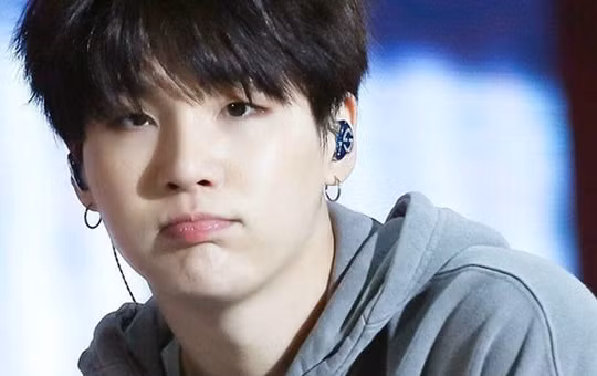 Suga viết tâm thư chia sẻ về việc chấn thương vai phải khiến fan xúc động