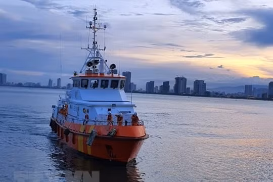 Tiếp nhận 4 ngư dân bị chìm tàu trên biển vào bờ an toàn