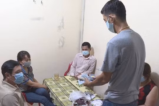 Bản tin pháp luật 8H: Mua 200 bộ bài, khóa 5 lớp cửa để tụ tập đánh bạc trong mùa dịch