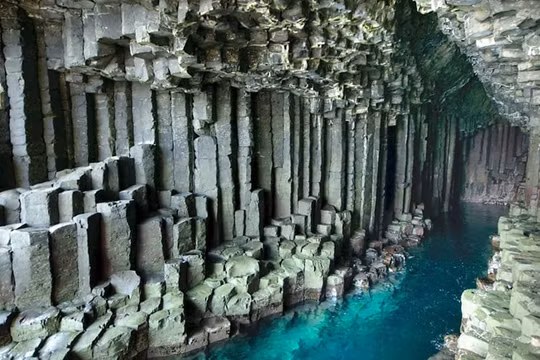 Scotland: Khám phá hang động có vô số cột đá lục giác hàng chục triệu năm tuổi