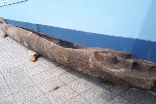 Hà Tĩnh: Ngư dân vớt được 2 chiếc thuyền độc mộc quý hiếm có tuổi đời trăm năm