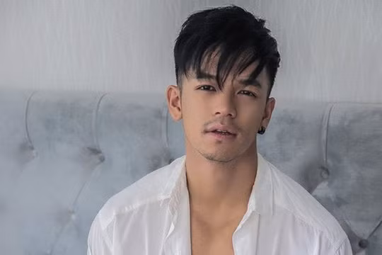 Trọng Hiếu gây sốt với màn cởi áo khoe body 6 múi