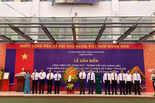 Hà Nội: Gắn biển công trình trường Tiểu học Hoàng Diệu