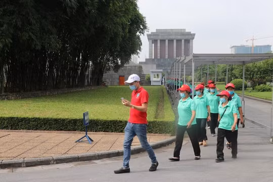 Khoảng 10 nghìn lượt khách xếp hàng vào Lăng viếng Bác