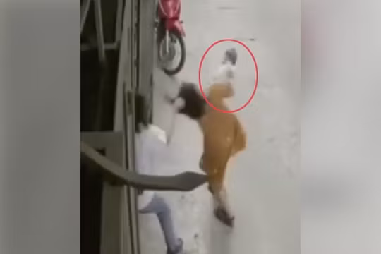 Clip chồng túm tóc giật ngược khiến người mẹ đánh rơi đứa bé 6 tháng tuổi xuống đất