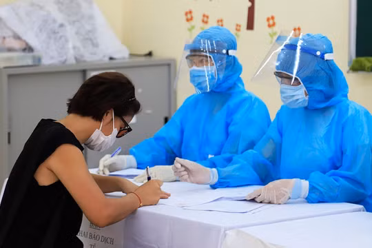 Hà Nội: Phát hiện 10 trường hợp nghi nhiễm Covid 19 sau khi test nhanh