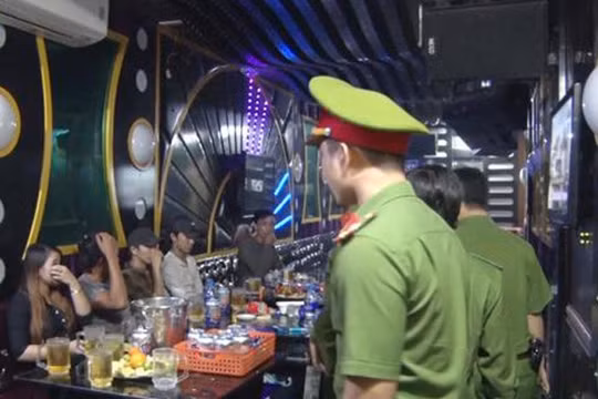 Bất chấp thông báo, quán karaoke vẫn hoạt động "lén lút" giữa mùa dịch Covid-19