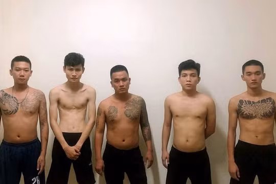 Bắt giữ, khởi tố nhiều đối tượng thủ sẵn dao kiếm chém nhau trong đêm