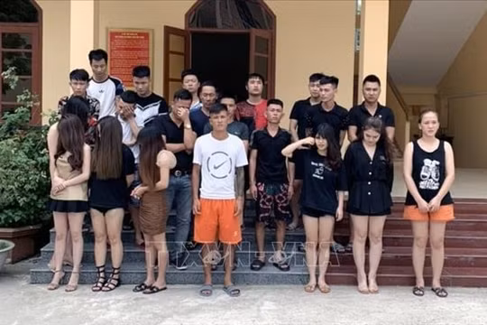 Quảng Ninh: Hàng chục nam thanh nữ tú ‘chơi’ ma túy trong quán karaoke