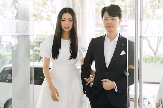 Á hậu Thuý Vân lần đầu xuất hiện sau sinh con