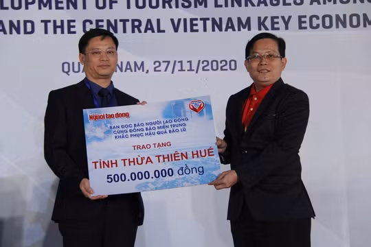 Báo Người Lao Động trao 50.000 lá cờ Tổ quốc và 1,7 tỉ đồng cho miền Trung
