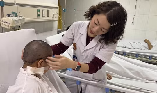 Cháu bé 8 tuổi bị vướng tóc vào bánh xe, da đầu bị lột hoàn toàn