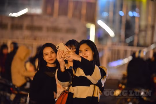Hà Nội: Người dân đổ ra đường chờ đón khoảnh khắc chào năm mới 2021