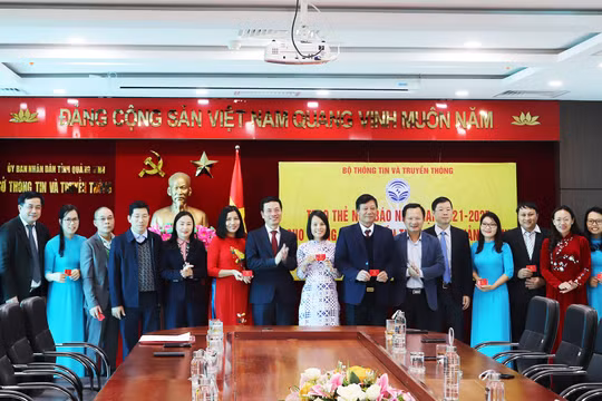 Trao thẻ nhà báo kỳ hạn 2021-2025 cho các nhà báo Trung tâm truyền thông tỉnh Quảng Ninh