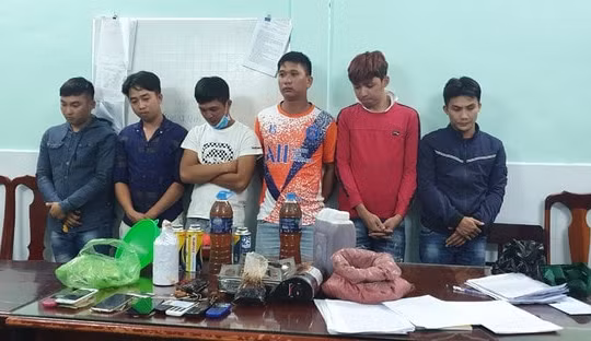 Bắt nhóm sản xuất mật ong từ đường cát và chất tạo mùi