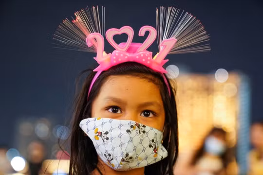 Thời khắc giao thừa 2021: Pháo hoa giữa các quảng trường không bóng người
