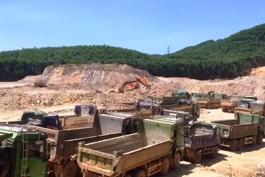 Uỷ ban ATGT Quốc gia yêu cầu Chủ tịch tỉnh Thừa Thiên Huế xử lý nghiêm vấn nạn xe quá khổ, quá tải