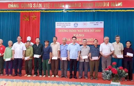 Báo điện tử Đảng Cộng sản tri ân gia đình chính sách tại Bình Gia, Lạng Sơn