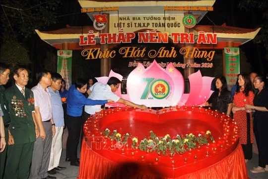 Thắp nến tri ân Liệt sĩ Thanh niên xung phong tại Ngã ba Đồng Lộc
