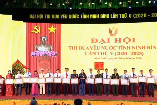 Phó Chủ tịch nước dự Đại hội thi đua yêu nước tỉnh Ninh Bình