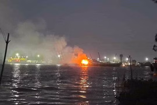 Đồng Nai: Tàu chở xăng bốc cháy trên sông, 3 thuyền viên tử vong