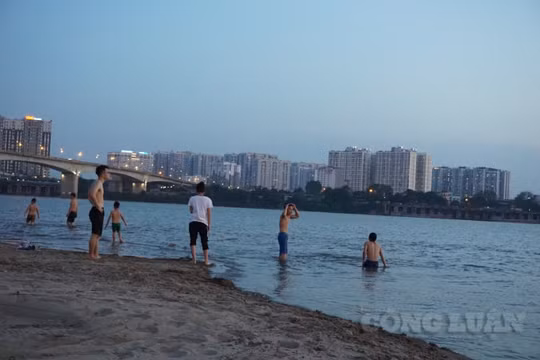 Nguy cơ đuối nước khi tắm sông Hồng