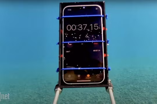 iPhone 12 vẫn hoạt động ở dưới nước có độ sâu 20 mét